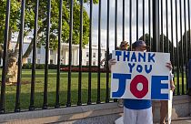 Der 10-jährige Hugh Kiewe aus Washington hält am Sonntag, 21. Juli, ein Plakat vor dem Weißen Haus. Darauf steht "Danke, Joe". 