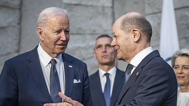 ABD Başkanı Joe Biden, sol önde ve Almanya Başbakanı Olaf Scholz, sağ önde, Brüksel'deki NATO karargahında düzenlenen olağanüstü NATO zirvesi sırasında konuşuyorlar, 24 Mart 2022