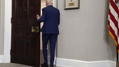 Imagen del presidente Joe Biden saliendo por la puerta de uno de los despachos de la Casa Blanca.