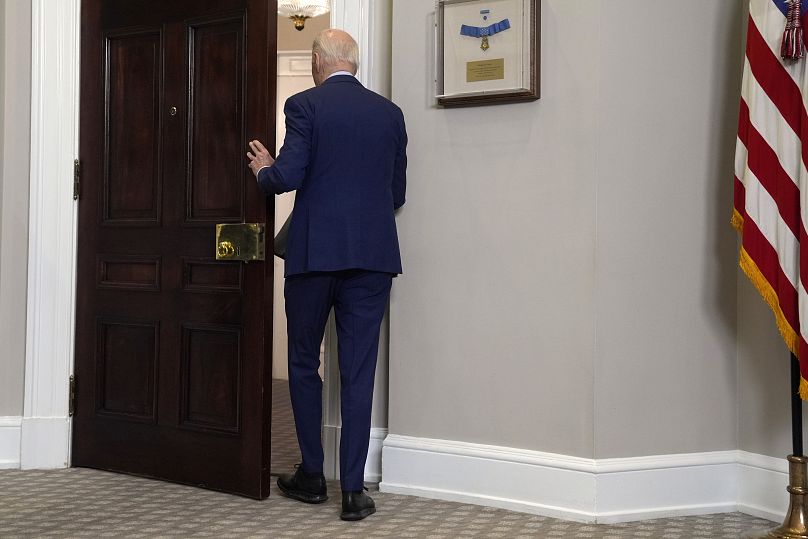 Il Presidente Joe Biden si allontana dopo aver pronunciato un discorso dalla Sala Roosevelt della Casa Bianca, 2 maggio 2024