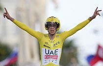 Tadej Pogacar a Tour de France utolsó szakaszának céljában, Nizzában 2024.07.21-én.