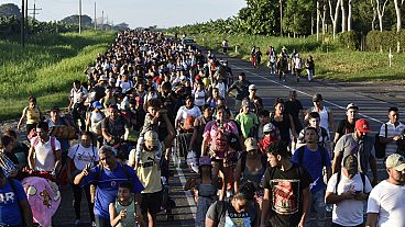مهاجرون يسيرون على طول الطريق السريع عبر سوتشيتي، ولاية تشياباس في جنوب المكسيك، الأحد 21 يوليو 2024، خلال رحلتهم شمالاً باتجاه الحدود الأمريكية. (AP Photo/Edgar H. Clemente)