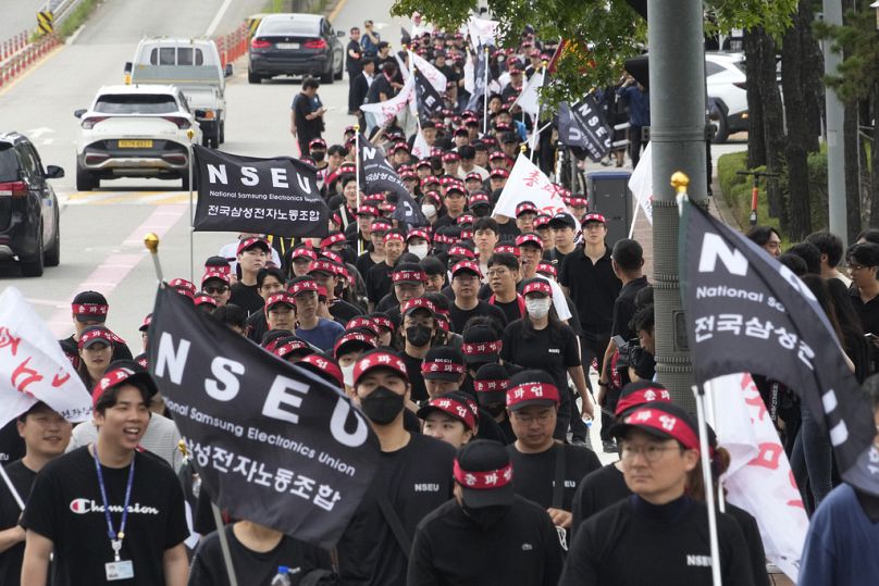 Les grévistes du syndicat national de l'électronique Samsung (NSEU) marchent vers le campus de Giheung près de Séoul