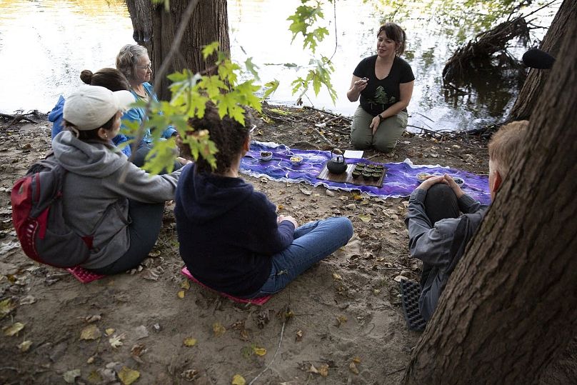 Leigha Horton de Silvae Spiritus finaliza la caminata guiada de terapia de naturaleza y bosque con una ceremonia del té el lunes 23 de septiembre de 2019