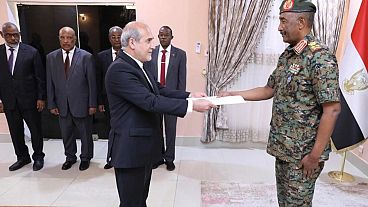 القائد العام للقوات المسلحة السودانية يلتقي السفير الإيراني- وكالة الأنباء السودانية