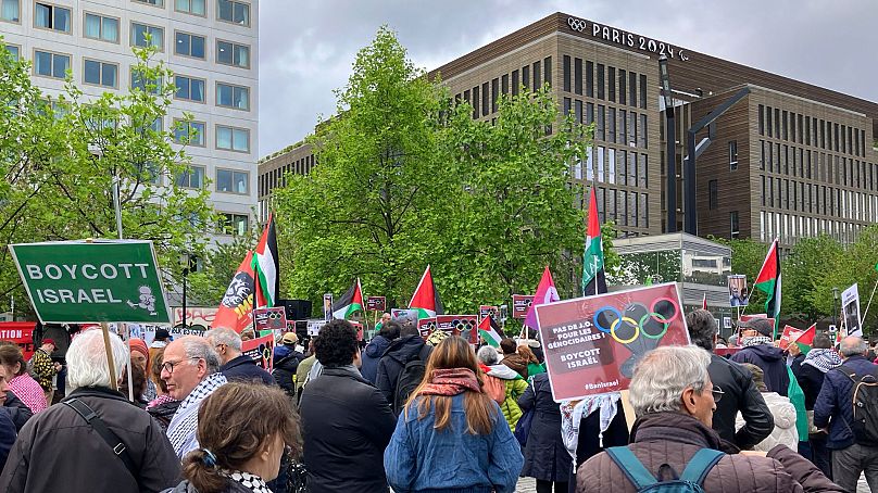 تظاهرات حدود ۳۰۰ نفر از طرفداران فلسطینیان در مقابل مقر کمیته المپیک پاریس به تاریخ ۳۰ آوریل و درخواست برای تحریم اسرائیل از بازی‌های المپیک 