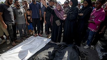 Abitanti di Gaza davanti a corpi senza vita