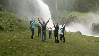 Visitantes fazem exercícios junto à cascata de Krimml