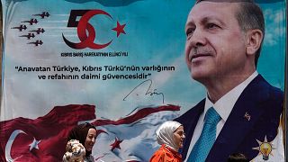 پوستر رجب طیب اردوغان پس از رژه نظامی در منطقه تحت اشغال ترکیه در پایتخت تقسیم شده نیکوزیا، قبرس، ۲۰ ژوئیه ۲۰۲۴