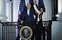 Presidente Joe Biden e a Vice-Presidente Kamala Harris dão as mãos depois de assistirem aos fogos de artifício do 4 de julho a partir da varanda da Casa Branca em Washington