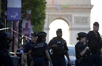 Rendőrök a párizsi Champs-Élysées sugárúton