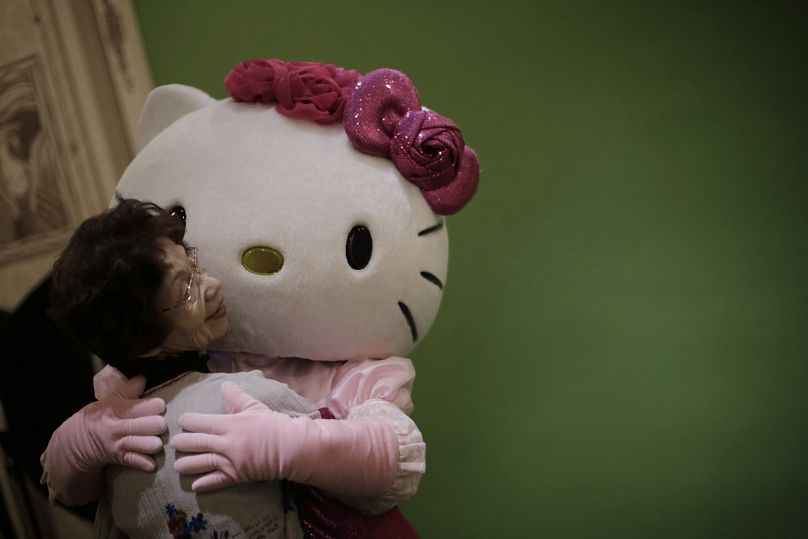 Japan popüler kültür karakteri Hello Kitty 2014 yılındaki yıldönümünde bir hayranını kucaklıyor