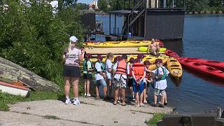 Ukrán gyerekek a Daugava folyó partján