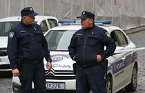 Polizeibeamte versperren am Montag, 12. Oktober 2020, den Weg zum kroatischen Parlamentsgebäude.