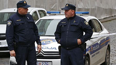 Agentes de policía bloquean el camino hacia el edificio del parlamento croata cerca del lugar del tiroteo en Zagreb, Croacia, el lunes 12 de octubre de 2020.