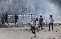 اشتباك الطلاب مع الشرطة خلال احتجاج على نظام الحصص المثير للجدل للمتقدمين للوظائف الحكومية، في دكا، بنغلاديش، الجمعة، 19 يوليو، 2024.