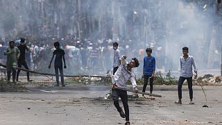 اشتباك الطلاب مع الشرطة خلال احتجاج على نظام الحصص المثير للجدل للمتقدمين للوظائف الحكومية، في دكا، بنغلاديش، الجمعة، 19 يوليو، 2024.