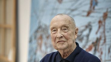 Georg Baselitz büyük boyutlu ters portre ve manzara betimlemeleriyle tanınmaktadır.