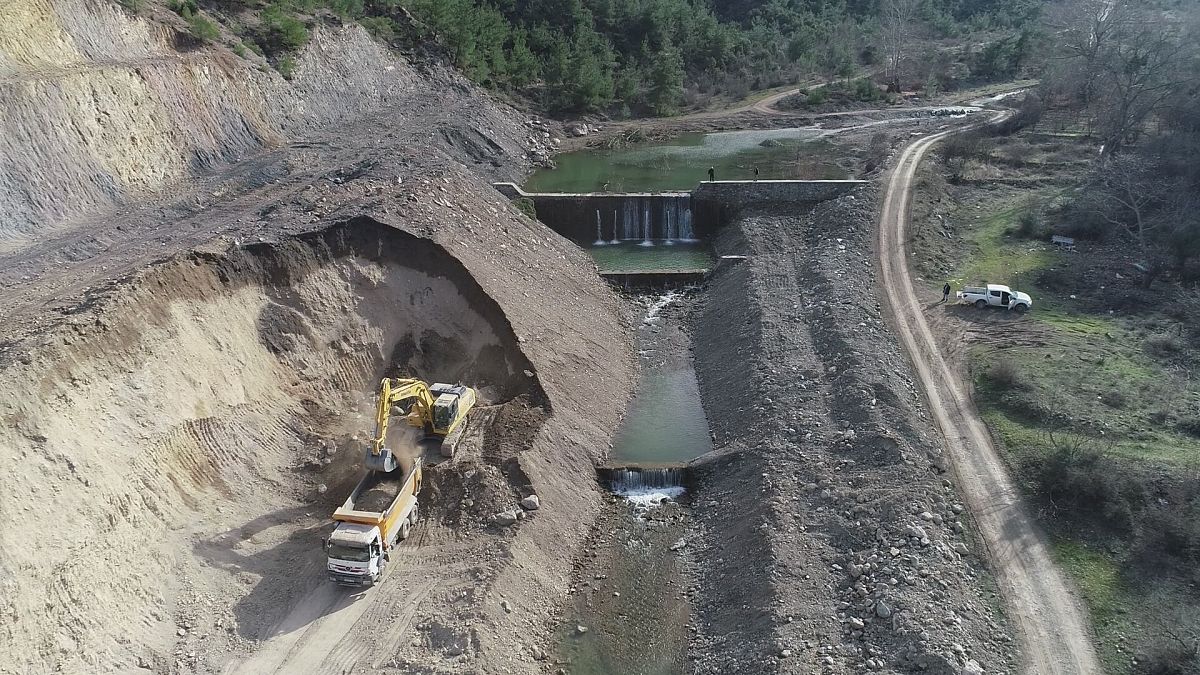 Cengiz Holding'in kuracağı maden sahasının yakınlarındaki Alpagut'ta bir gölet inşaatı, 26 Şubat 2024