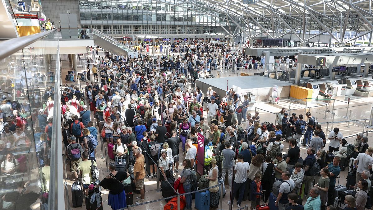 Almanya'da Hamburg havalimanında mahsur kalan yolcular