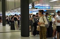 Imagen de decenas de pasajeros que quedaron bloqueados en el aeropuerto de Milán, debido a un fallo informático.