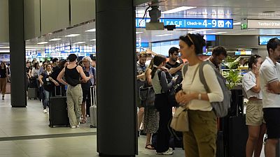 Imagen de decenas de pasajeros que quedaron bloqueados en el aeropuerto de Milán, debido a un fallo informático.