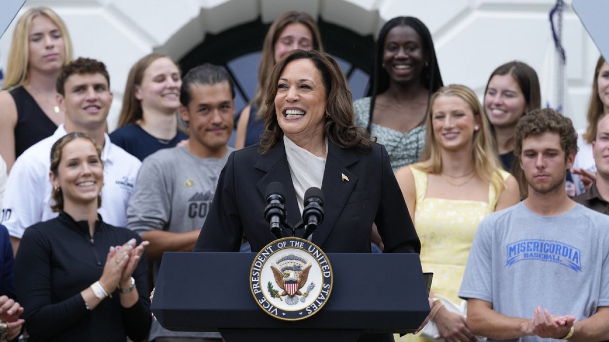 La vicepresidente Kamala Harris parla dal prato sud della Casa Bianca a Washington