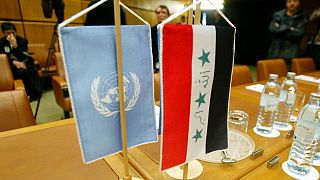 علم الأمم المتحدة وعلم العراق موضوعان في مقر الوكالة الدولية للطاقة الذرية في فيينا، النمسا، الاثنين، 30 سبتمبر، 2002. 