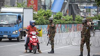 القوات العسكرية البنغلاديشية يقومون بدوريات في الشارع، في دكا، بنغلاديش، الاثنين 22 يوليو 2024. 