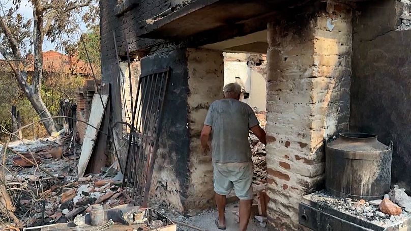 Un habitant entre dans sa maison détruite à Voden en Bulgarie