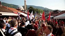 Imagen de un nutrido grupo de artistas y turistas que se han dado cita en Sarajevo con motivo del Festival Folclórico de la ciudad.