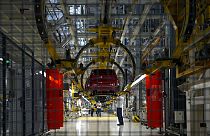 Varios trabajadores revisan las carrocerías de los nuevos Fiat Grande Panda en la nave de montaje de la fábrica de Stellantis, en Kragujevac, Serbia.