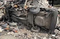 Carcassa di automobile per le strade di Kostiantynivka in seguito ai bombardamenti russi