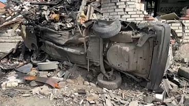 Carcassa di automobile per le strade di Kostiantynivka in seguito ai bombardamenti russi