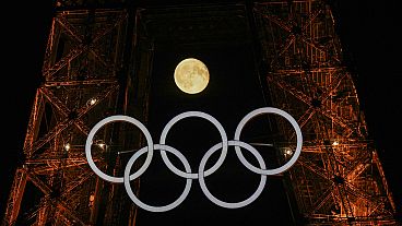 La Tour Eiffel et les anneaux olympiques. 