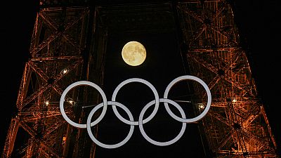 La Tour Eiffel et les anneaux olympiques. 