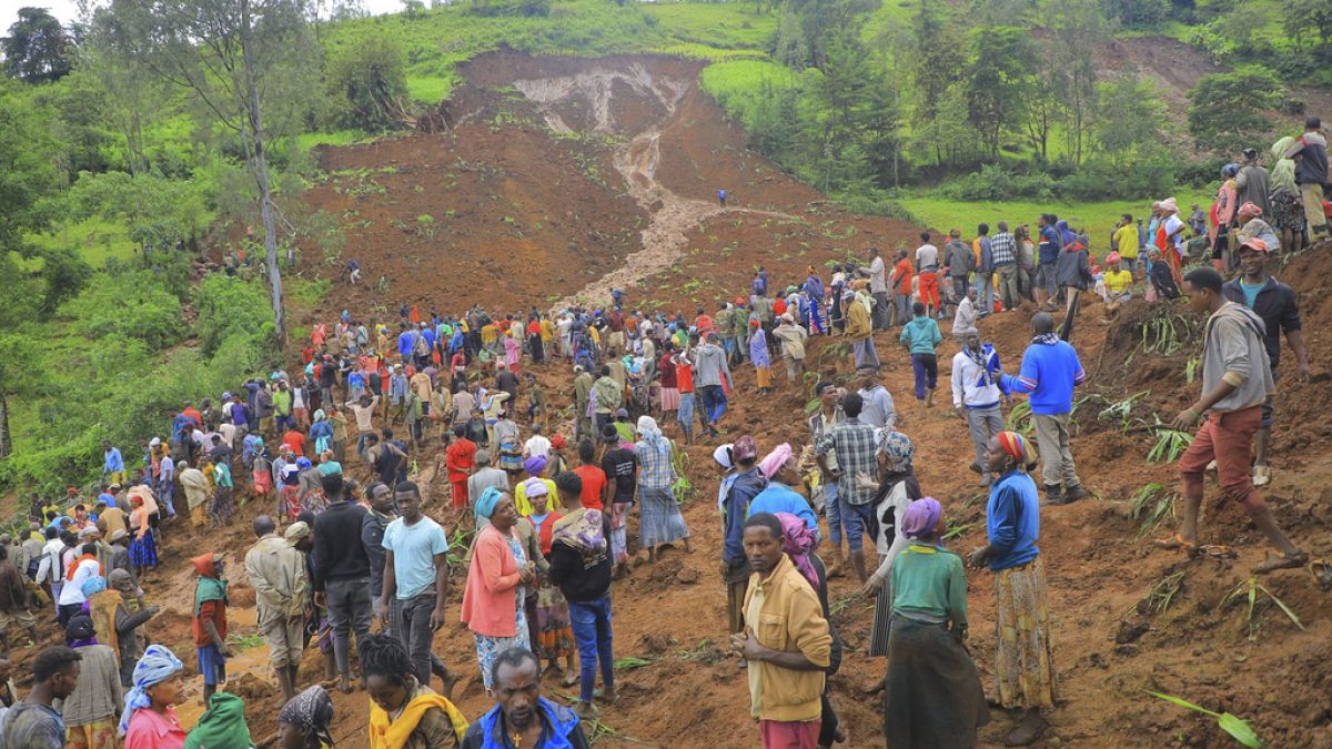 Centinaia di persone si sono riunite nel luogo di una frana nel distretto di Kencho Shacha Gozdi, Zona di Gofa, Etiopia meridionale