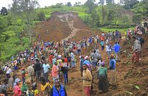 Centinaia di persone si sono riunite nel luogo di una frana nel distretto di Kencho Shacha Gozdi, Zona di Gofa, Etiopia meridionale