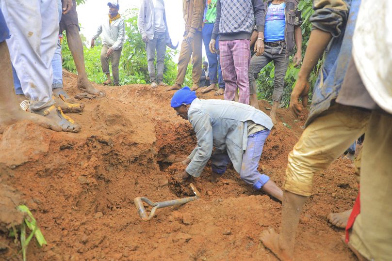 Un uomo cerca dei sopravvissuti nel luogo dello smottamento nel distretto di Kencho Shacha Gozdi, nella Zona di Gofa, nel sud dell'Etiopia