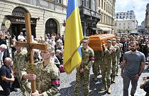 Soldados carregam o caixão da antiga deputada nacionalista ucraniana Iryna Farion durante uma cerimónia fúnebre em Lviv, Ucrânia, segunda-feira, 22 de julho de 2024.