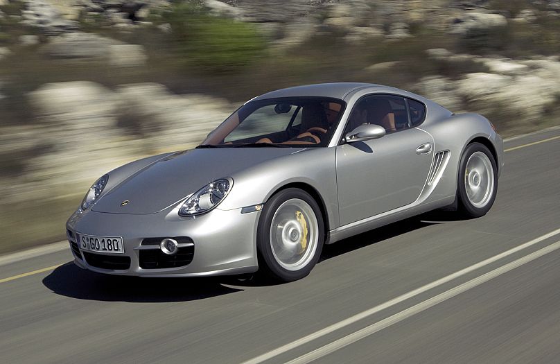 La Porsche Cayman S, une voiture à deux places équipée d'un moteur Boxer à six cylindres de 3,4 litres développant 295 CV (217 kW).
