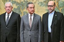 وانگ یی، وزیر امور خارجه چین، در مرکز، محمود العلول نایب رئیس فتح و موسی ابومرزوق یکی از اعضای ارشد حماس، ۲۳ ژوئن ۲۰۲۴