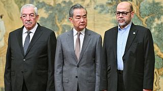 وانگ یی، وزیر امور خارجه چین، در مرکز، محمود العلول نایب رئیس فتح و موسی ابومرزوق یکی از اعضای ارشد حماس، ۲۳ ژوئن ۲۰۲۴