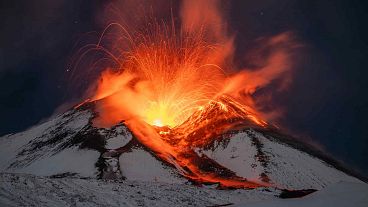 Une éruption de lave se produit sur le volcan enneigé de l'Etna, en Sicile (Italie), le samedi 25 novembre 2023. 