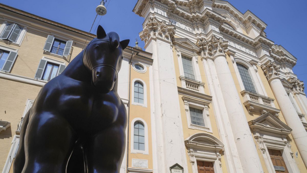 A escultura “Cavalo com freio”, de Fernando Botero, está diante da Basílica dos Santos Ambrogio e Carlo, na Via del Corso, em Roma, no sábado, 20 de julho de 2024. 