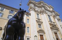 A escultura “Cavalo com freio”, de Fernando Botero, está diante da Basílica dos Santos Ambrogio e Carlo, na Via del Corso, em Roma, no sábado, 20 de julho de 2024. 