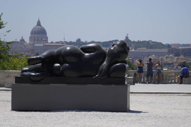 A escultura “Mulher deitada” de Fernando Botero é vista no Terraço Pincio em Roma, sexta-feira, 19 de julho de 2024.