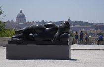 "Женщина, лежащая на боку" Фернандо Ботеро на террасе Пинчо с видом на базилику Святого Петра. 