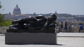 "Женщина, лежащая на боку" Фернандо Ботеро на террасе Пинчо с видом на базилику Святого Петра. 