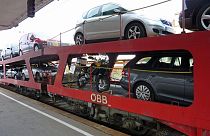 Un tren de transporte de automóviles en Europa